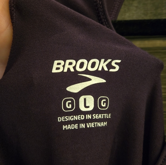 Brooks Lightweight Pick-Up Running Tank - Size Large - Deep Purple - Like New - Picture 4 of 8